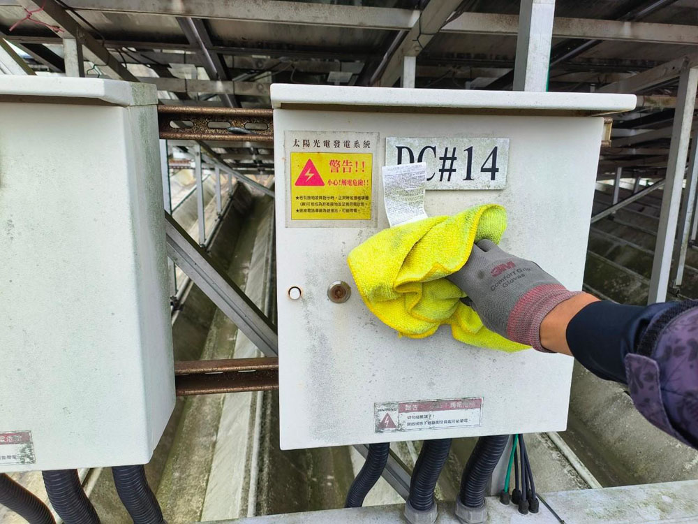 高雄太陽能接線箱外觀清潔維護工程